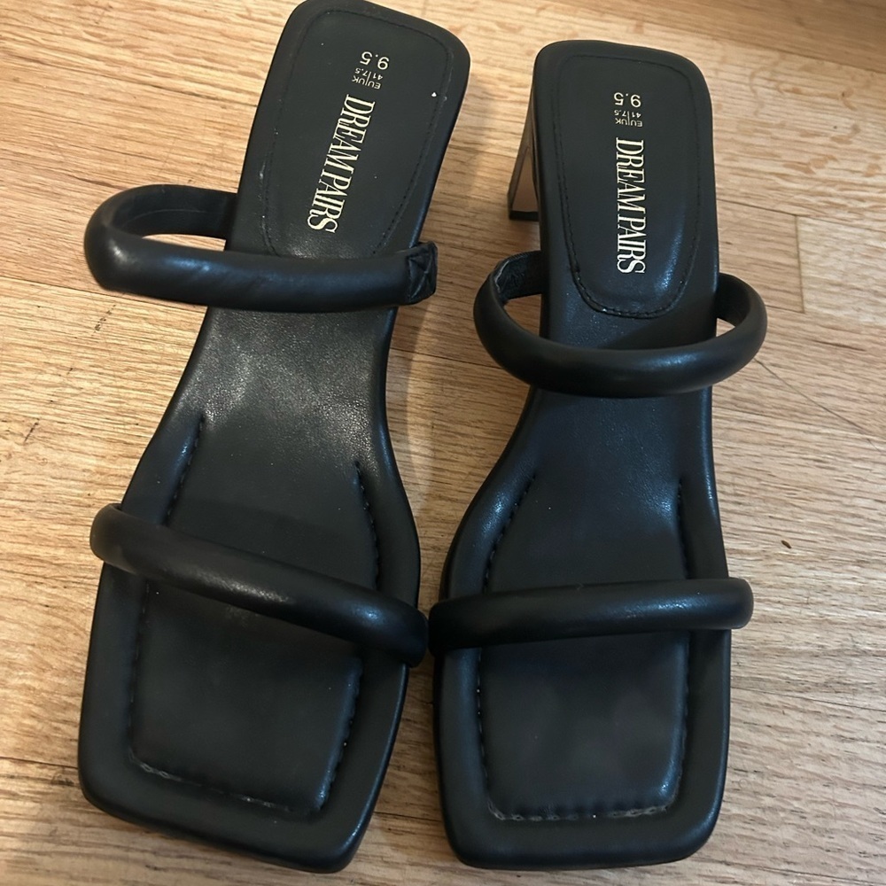 Dream Pairs black open toe sandals.